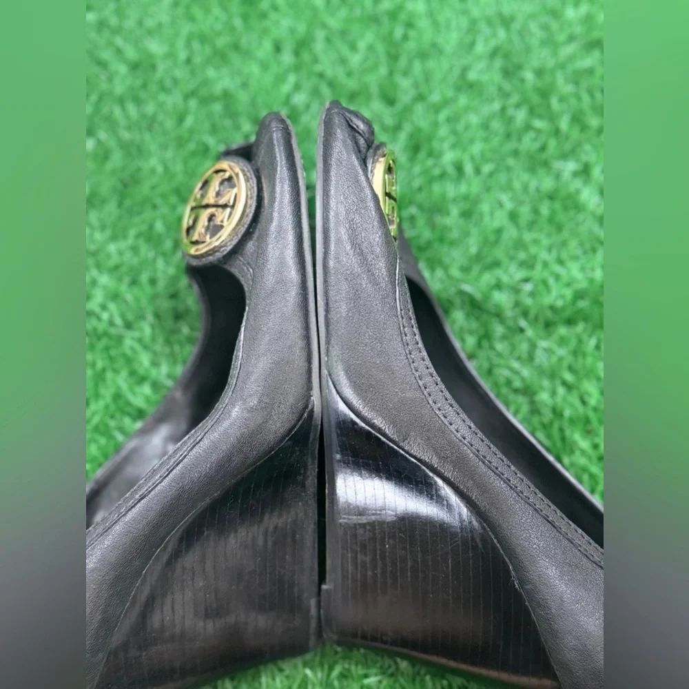 Tory Burch Black and Gold Heels with‎ Signature Logo Size 9.5
